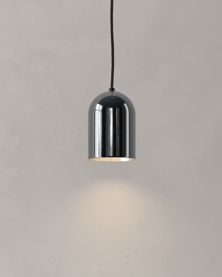 Lámpara colgante CTR01 B Black Chrome hecha de acero cromado negro diseñada por Bandido Studio.