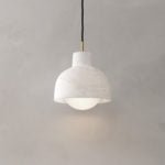 Lámpara colgante DBH 02 hecha de ónix y detalle de latón con difusor de vidrio diseñada por Bandido Studio.