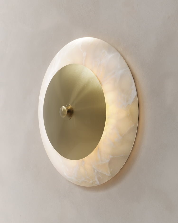 Lámpara de pared FASE hecha de ónix y latón diseñada por Bandido Studio.