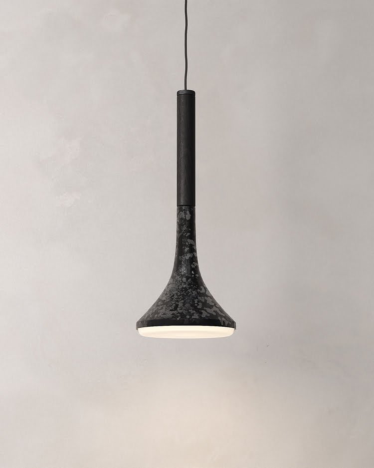 Lámpara colgante AURA hecha de acero porcelanizado y madera de encino color negro diseñada por Bandido Studio.