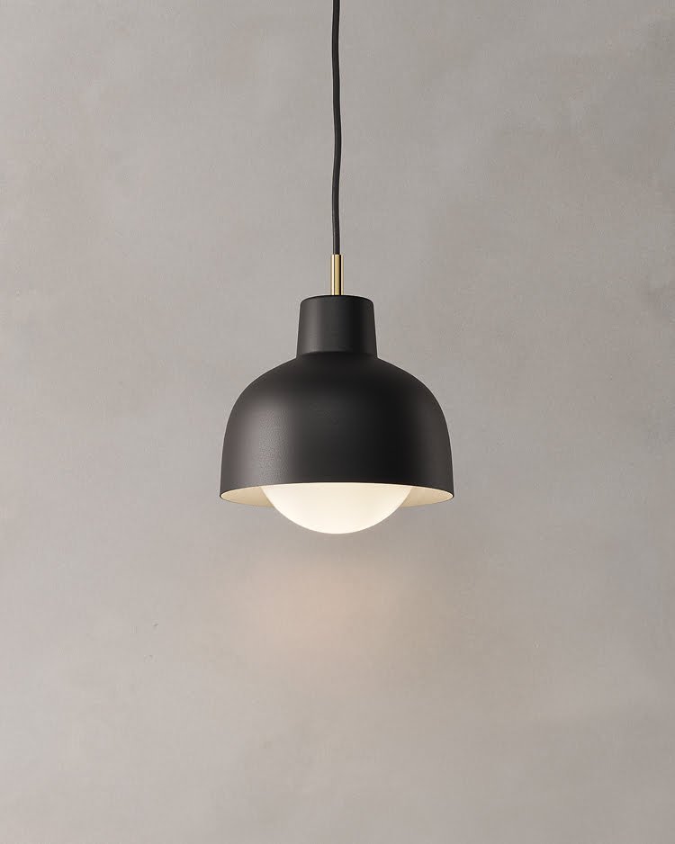 Lámpara colgante DBH 01 hecha de acero con pintura electrostática color negro madera de encino y latón diseñada por Bandido Studio.