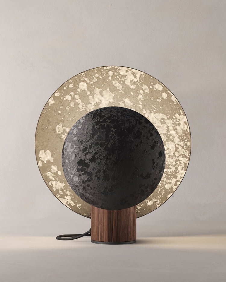 Lámpara de mesa AURA hecha de acero porcelanizado y madera de nogal diseñada por Bandido Studio.