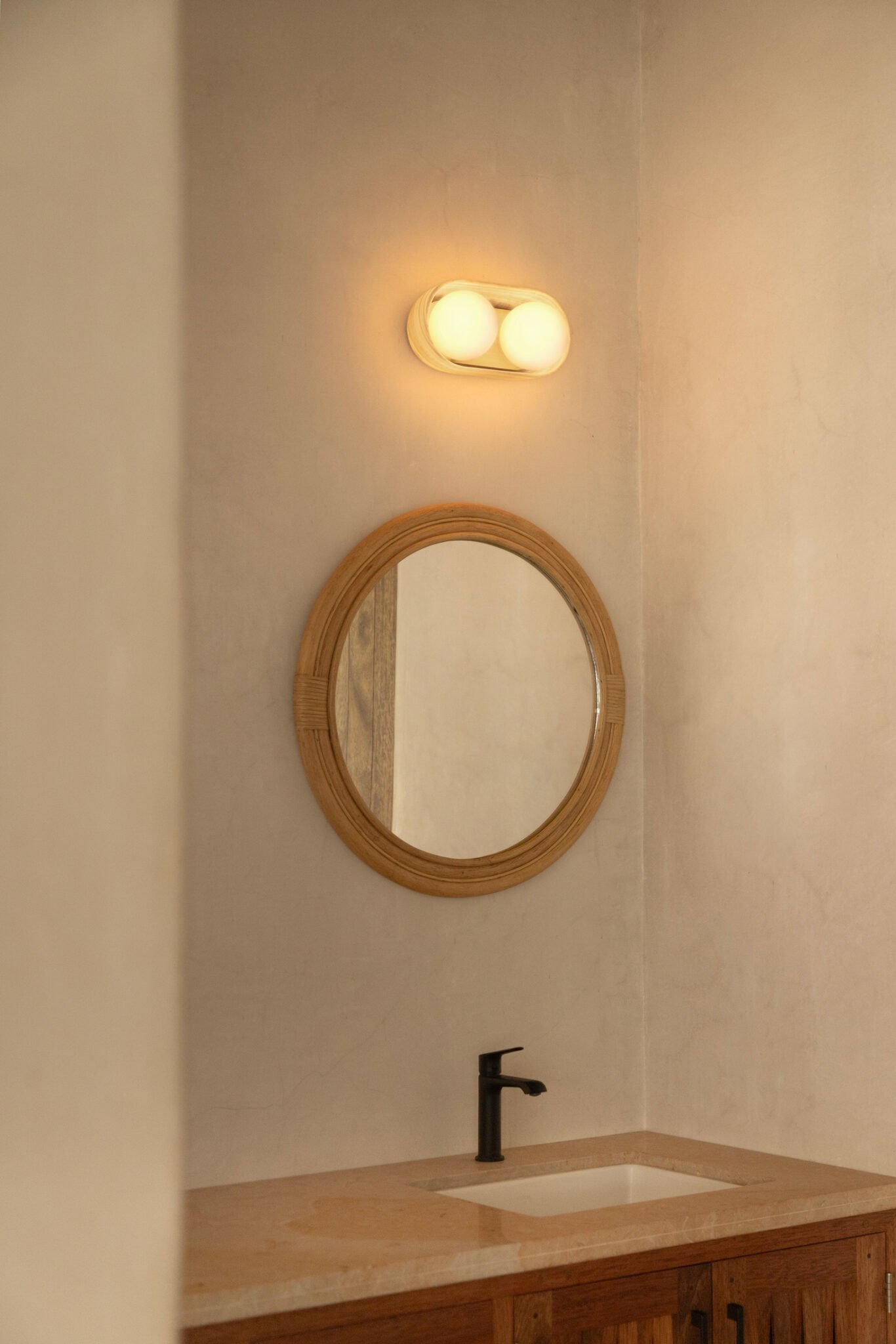 Luz de pared DBH02 II de ónix diseño de Bandido para baño o espejo Casa Troncones x Comité de Proyectos