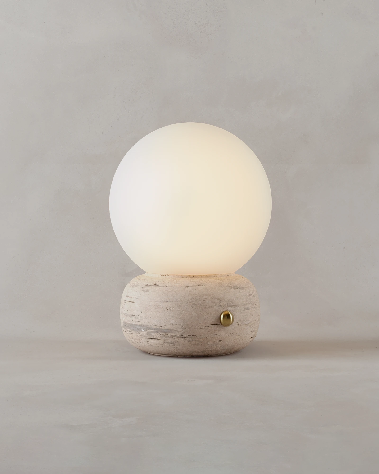 Luminaria de mesa NAGA de mármol travertino diseñada por Bandido