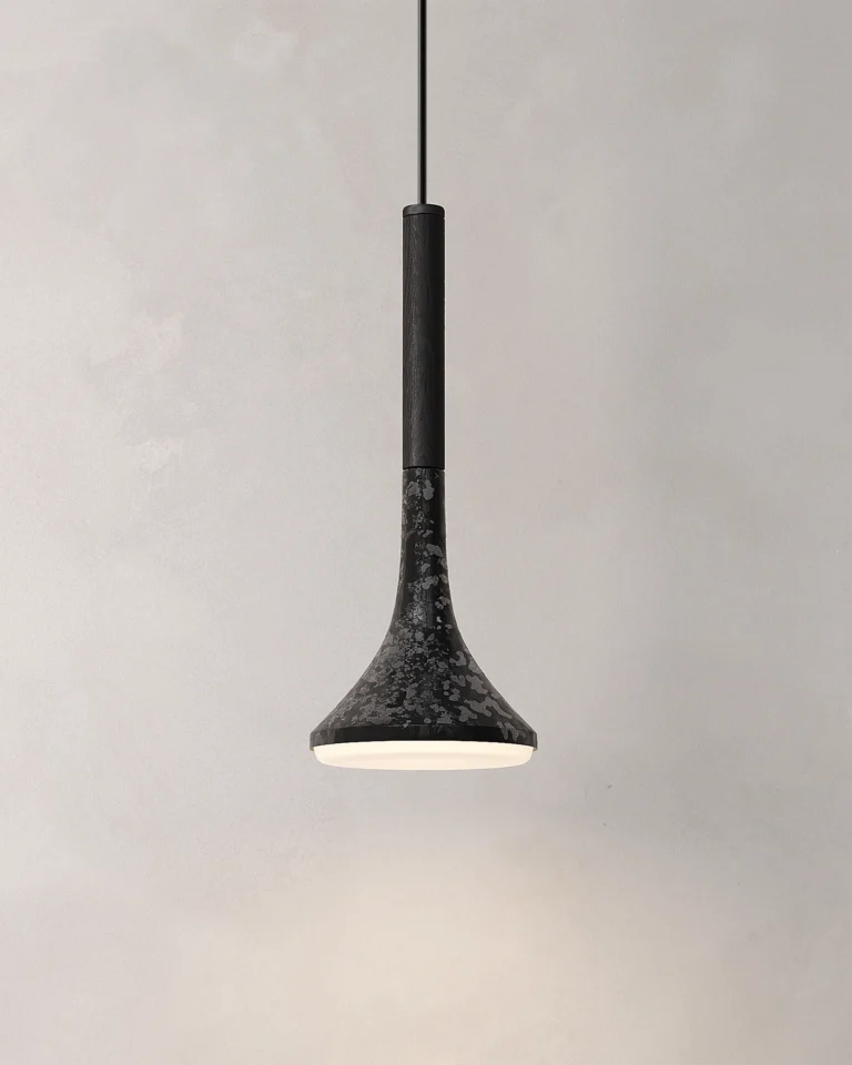 Lámpara colgante AURA hecha de acero porcelanizado y madera de encino color negro diseñada por Bandido Studio.