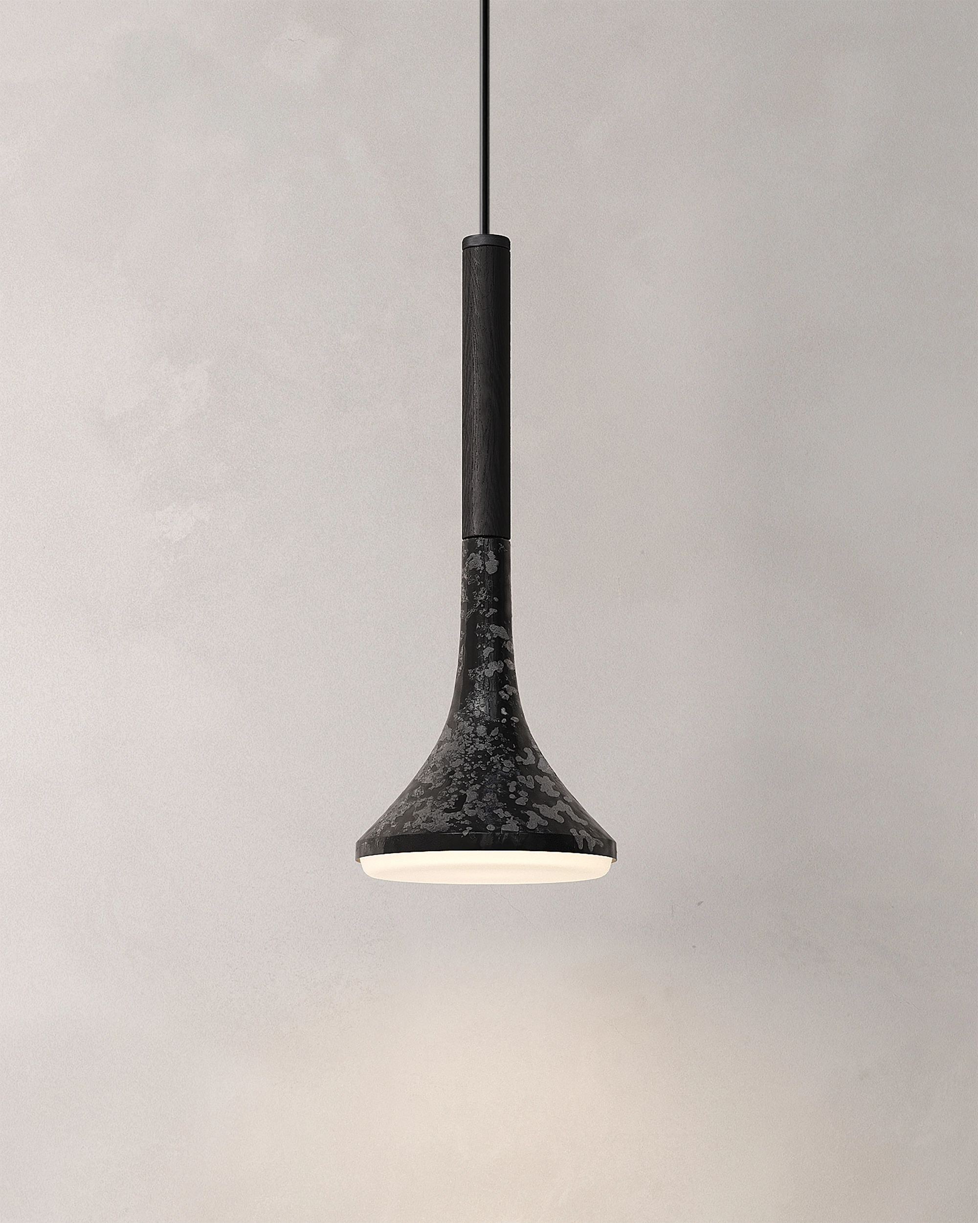 Lámpara colgante AURA hecha de acero porcelanizado y madera de encino color negro diseñada por Bandido Studio.