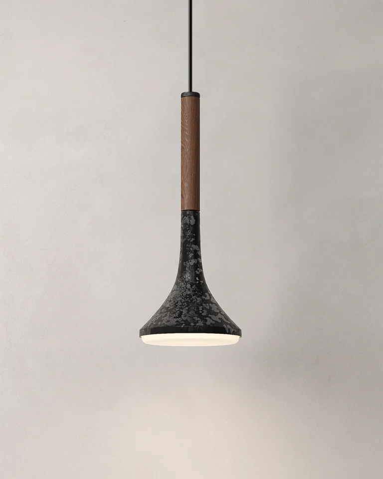 Lámpara colgante AURA hecha de acero porcelanizado y madera de nogal diseñada por Bandido Studio.