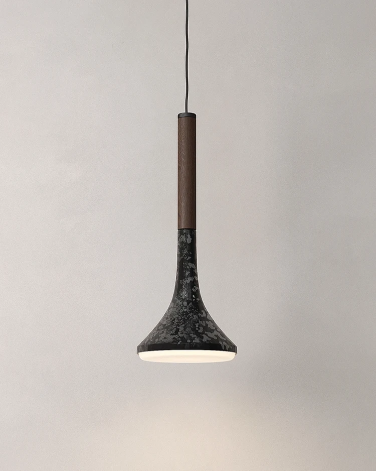 Lámpara colgante AURA hecha de acero porcelanizado y madera de nogal diseñada por Bandido Studio.