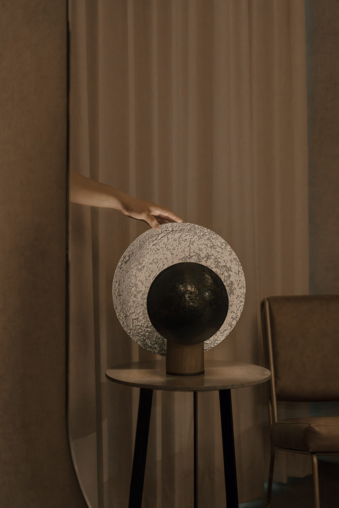 AURA table lamp in porcelain steel and wood designed by Bandido at XOMA x Grupo Anima