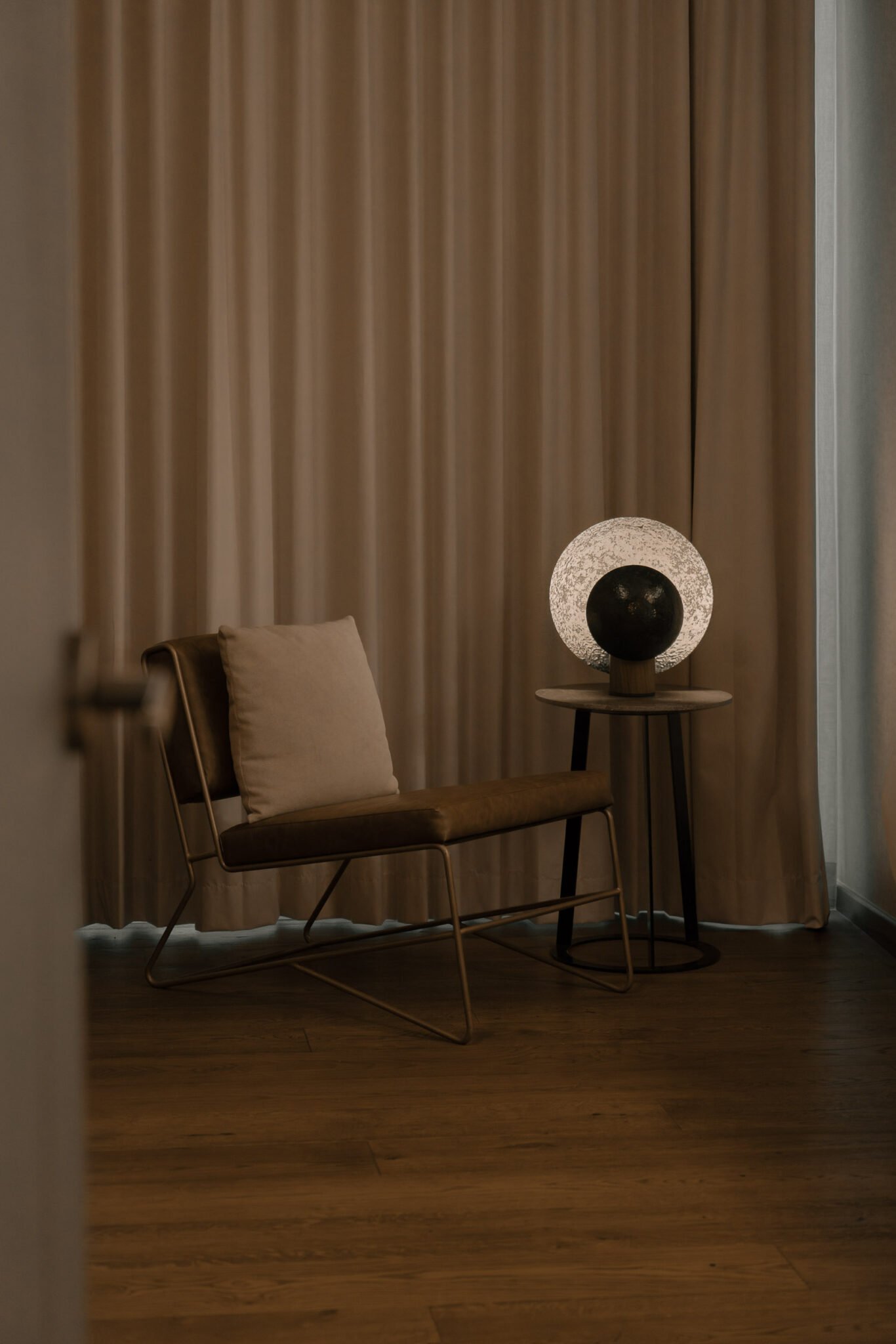 AURA table lamp in porcelain steel and wood designed by Bandido at XOMA x Grupo Anima