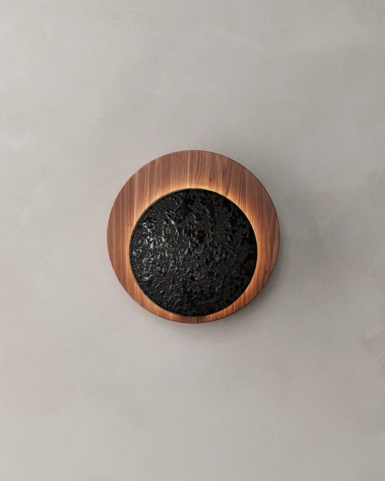 Lámpara arbotante AURA Wall 22 hecha de acero porcelanizado y madera de nogal diseñada por Bandido Studio.