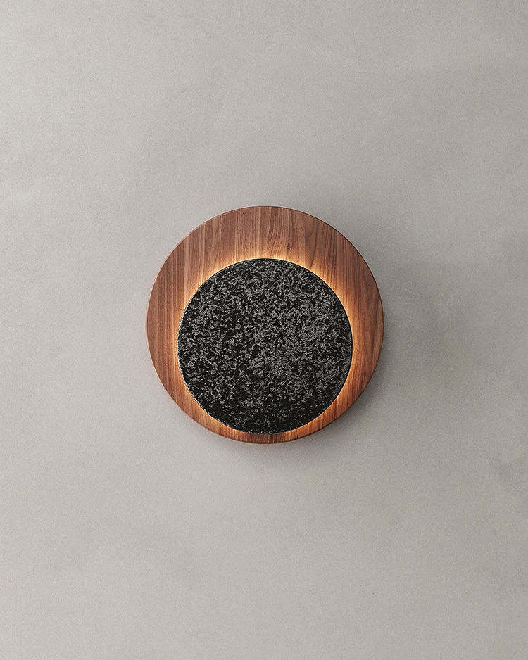 Lámpara arbotante AURA Wall 22 hecha de acero porcelanizado y madera de nogal diseñada por Bandido Studio.