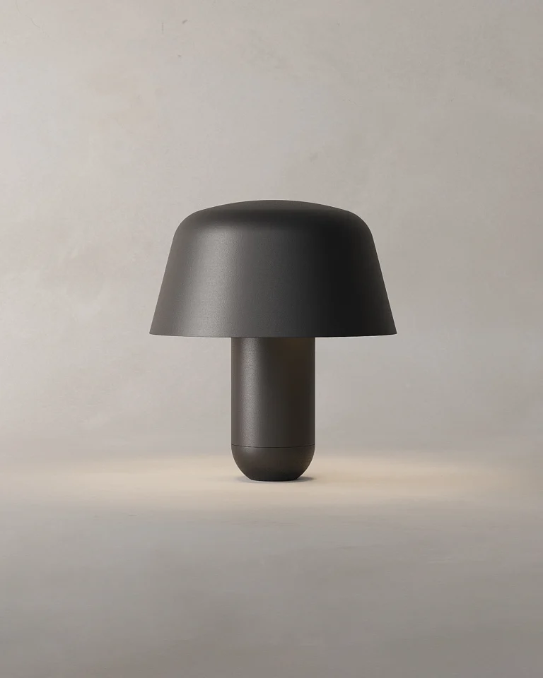 Lámpara de mesa BUNA hecha de acero con pintura electrostática color negro diseñada por Bandido Studio.