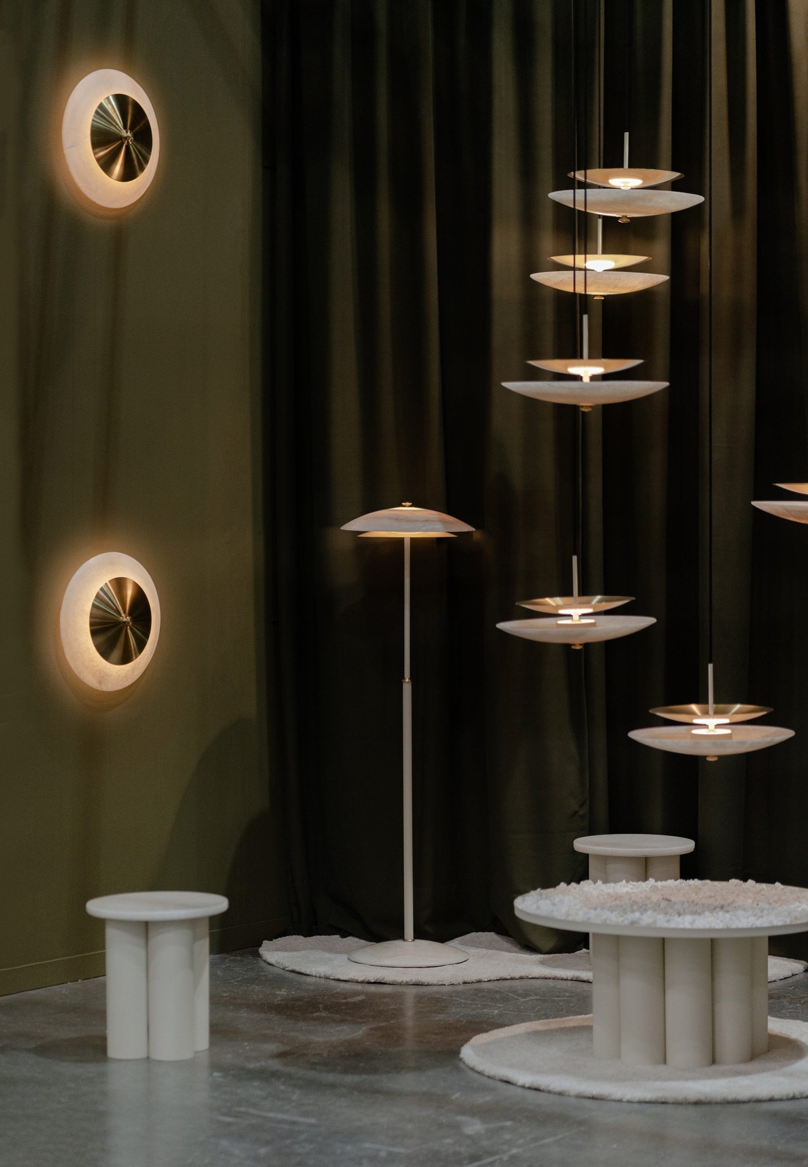 Colección de lámparas de piso, arbotantes y colgantes FASE hechas de ónix, latón y acero, diseñadas por Bandido Studio en galería de arte contemporaneo Zona MACO 2023.
