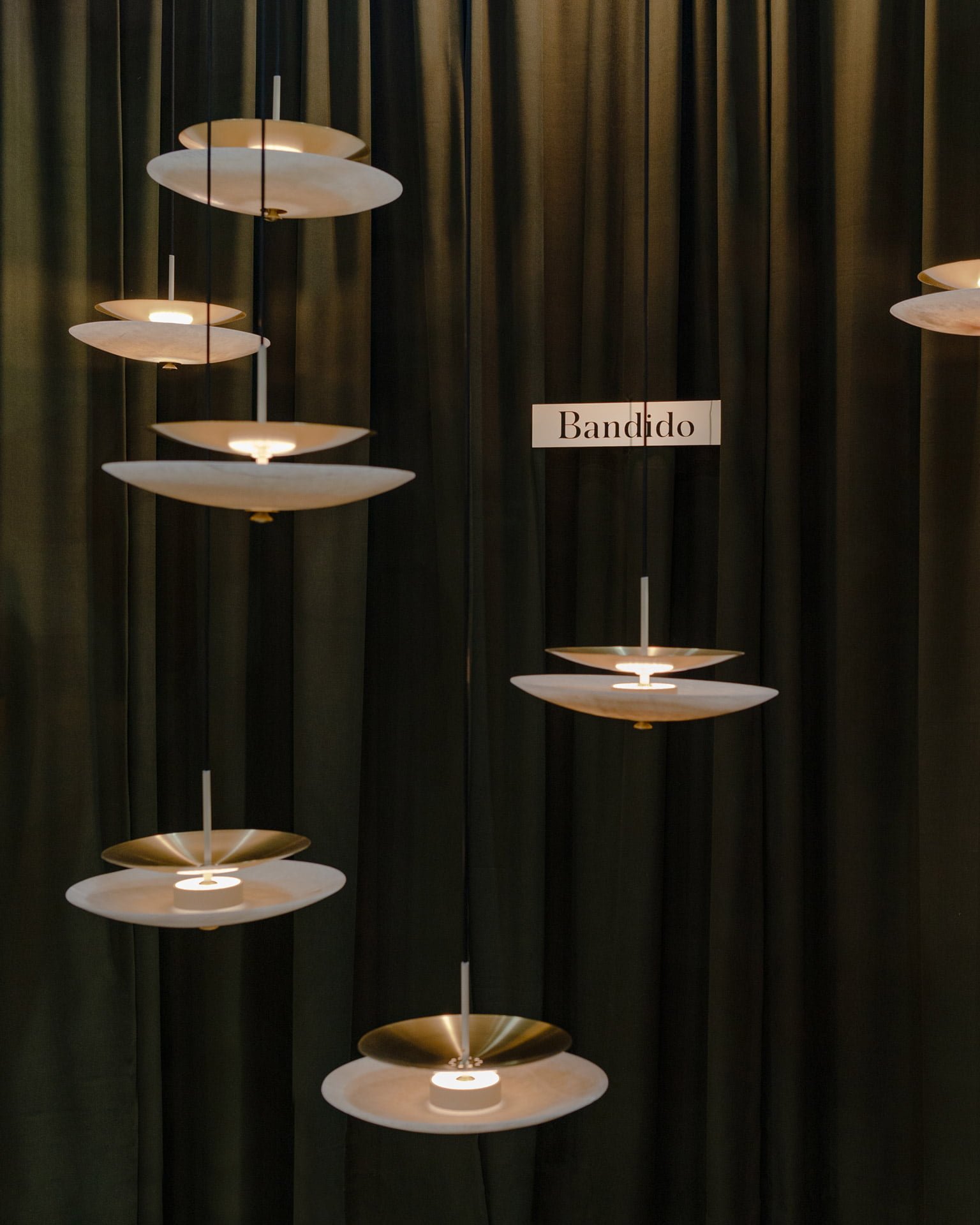 Juego de lámparas colgantes FASE hechas de ónix y latón diseñadas por Bandido Studio en Zona Maco 2023.