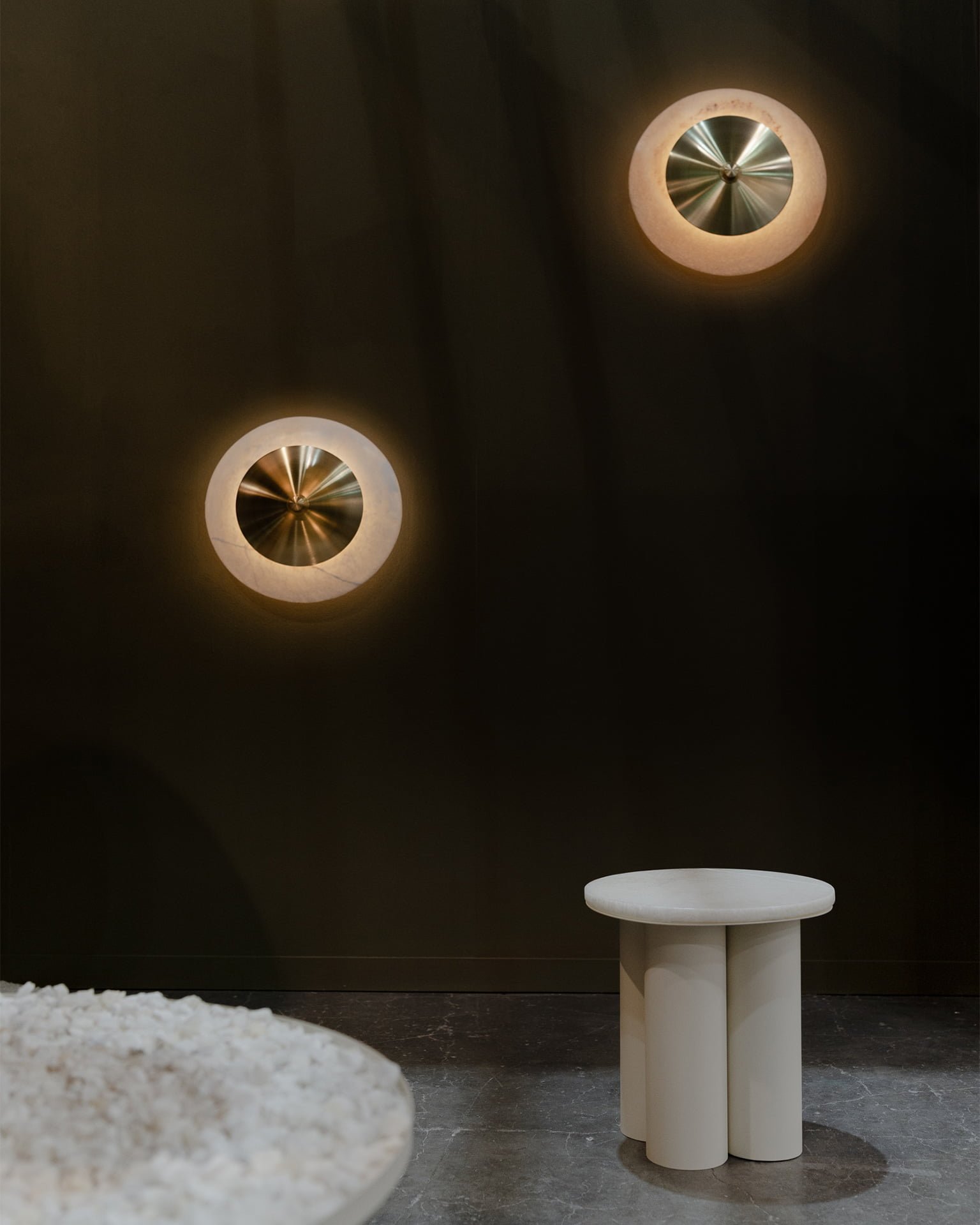 Lámparas de arbotantes FASE hechas de ónix y latón diseñadas por Bandido Studio en Zona MACO 2023.