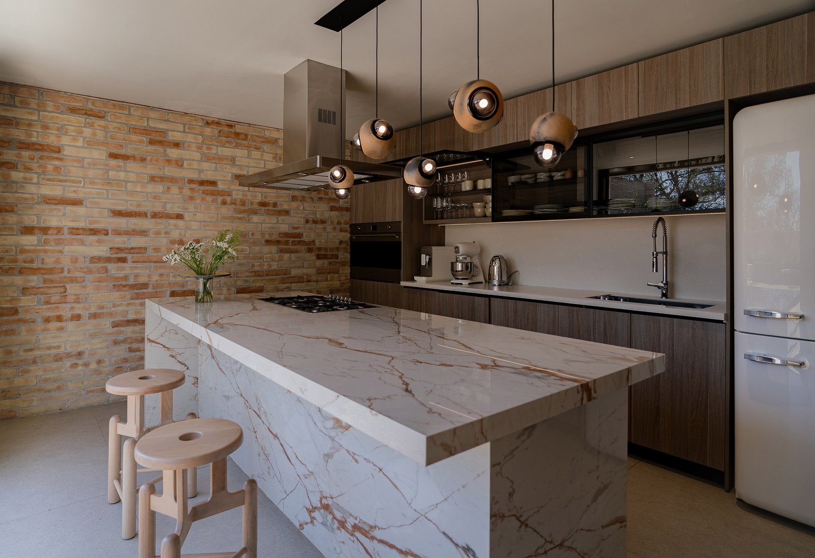 Juego de luminarias de techo Humo barro moteado diseñadas por Bandido studio en cocina moderna espacio de Casa hotbook 2024