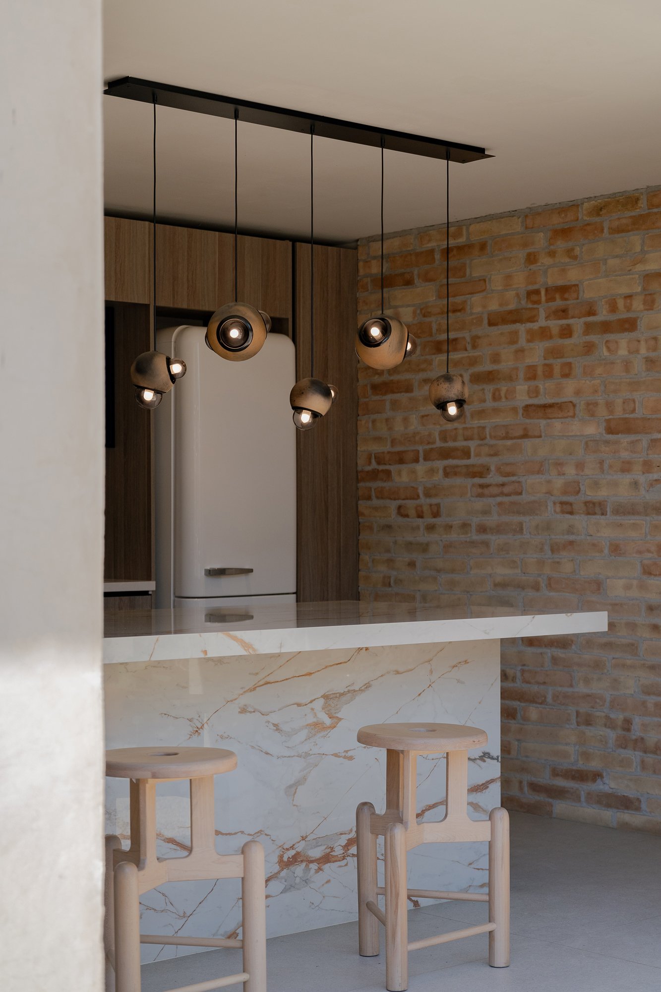Luminarias colgantes Humo esferas de barro moteado diseñadas por Bandido lighting en comedor de cocina Casa hotbook 2024