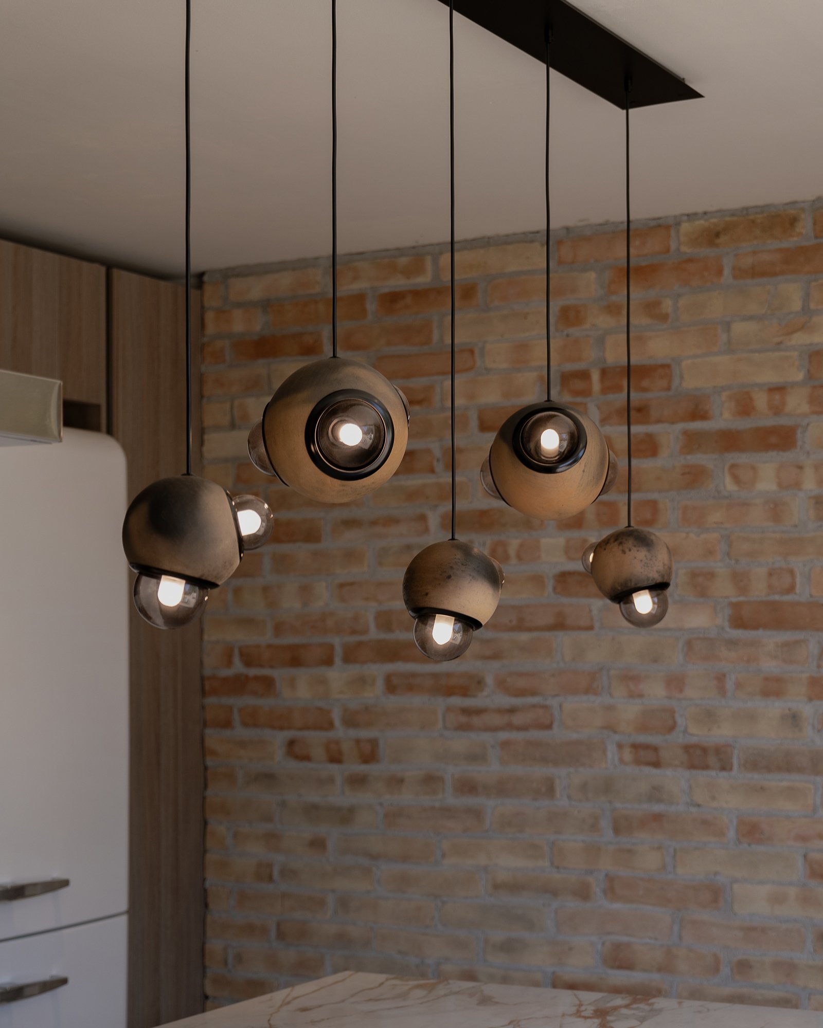 Acomodo de lámparas colgantes Humo barro moteado diseñadas por Bandido en México en Casa hotbook 2024