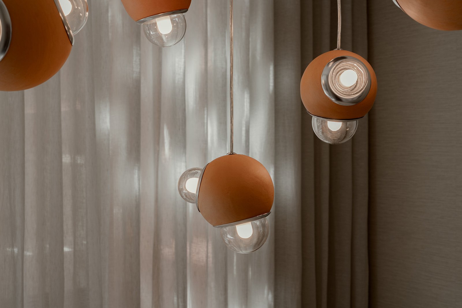 Lámparas colgantes HUMO color barro natural diseñadas por Bandido studio en Casa Hotbook 2024