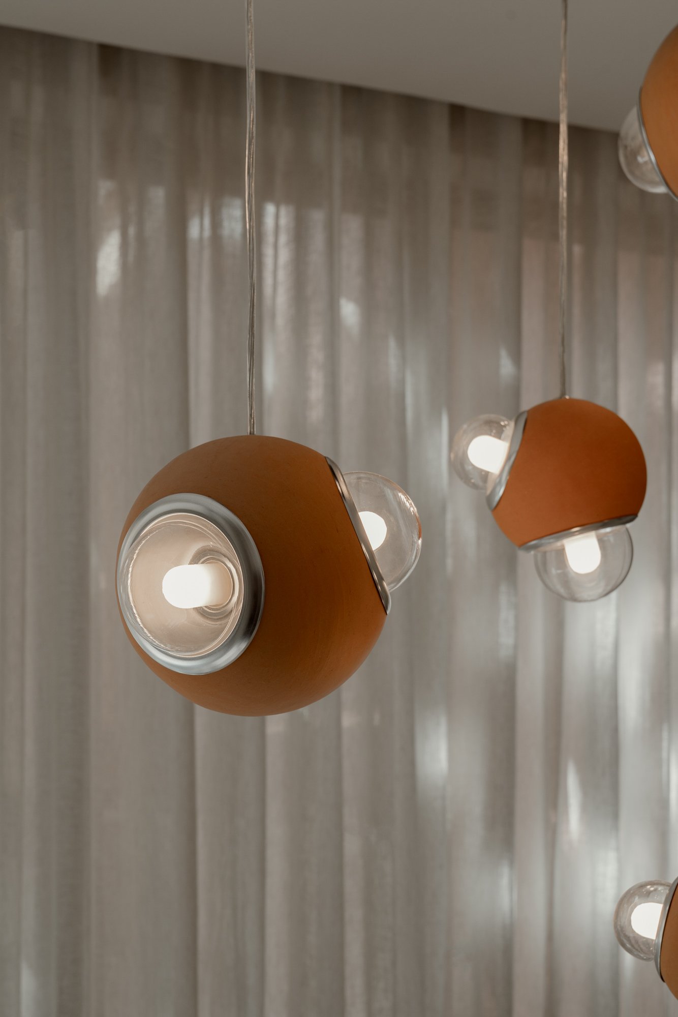 Luminarias de techo HUMO esferas color barro natural diseñadas por Bandido studio en Casa Hotbook 2024