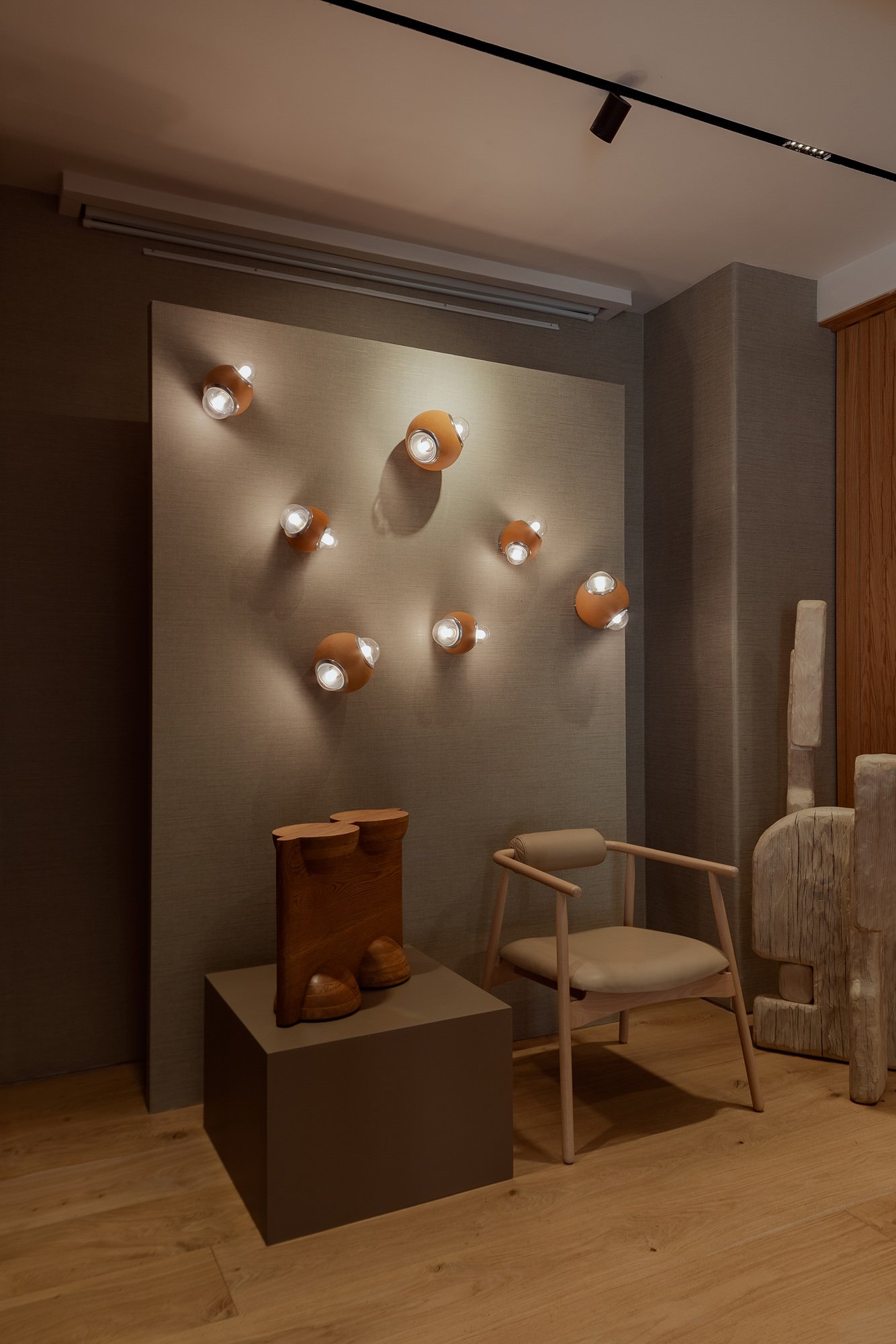 Acomodo de lámparas HUMO arbotantes esferas color barro natural diseñadas por Bandido studio en Salon en Casa Hotbook 2024