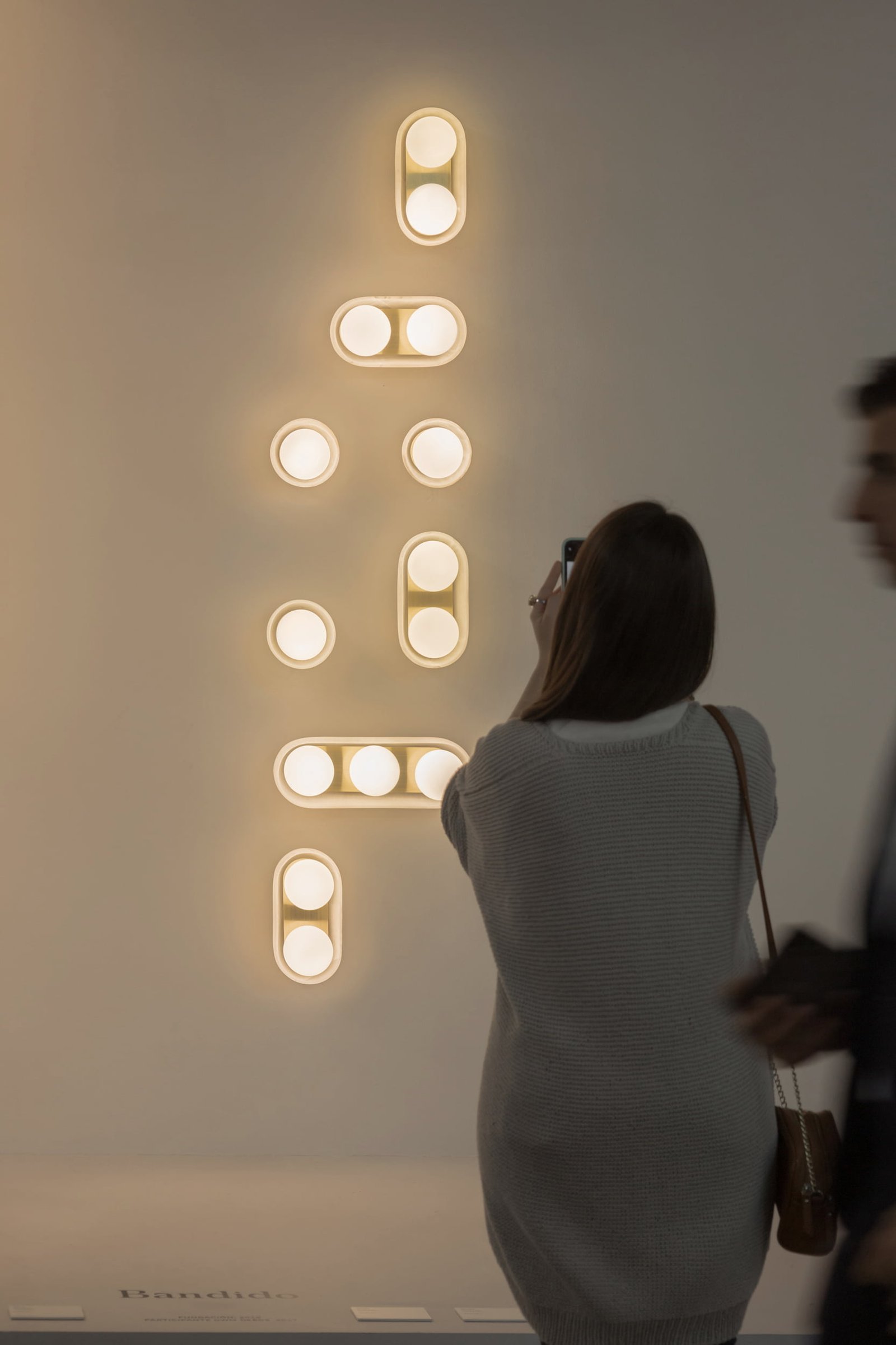 Lámparas de pared DBH 02 esferas de luz cálida y ónix diseñadas por Bandido Studio en XV Aniversario Design Week México.