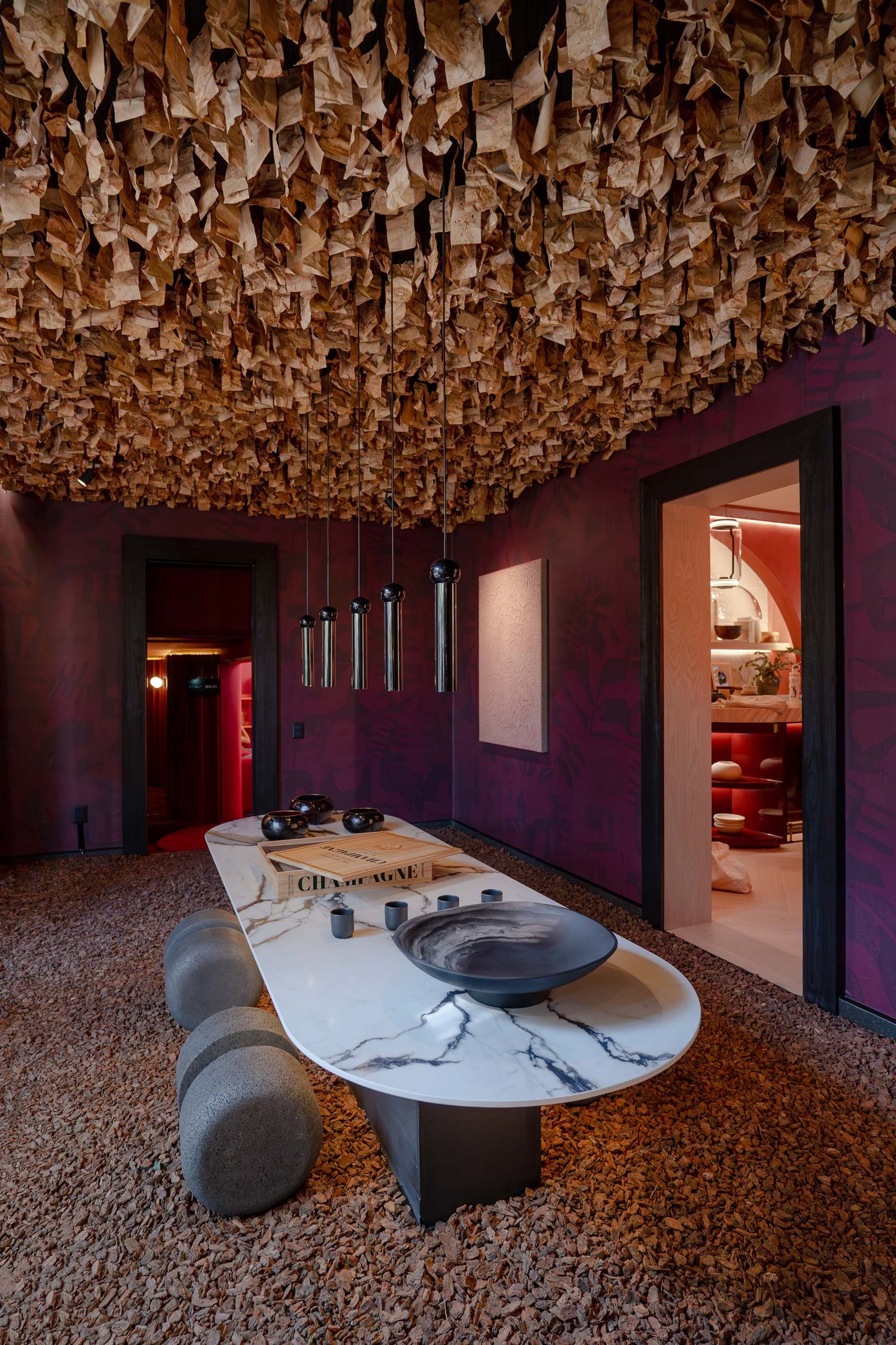 Lámparas colgantes Perla Talavera diseñadas por Bandido Studio para sala de juntas con techo de madera.