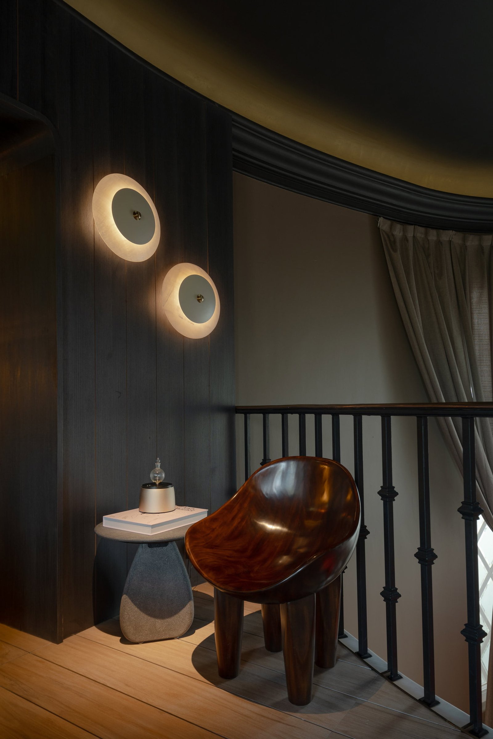 Lámpara de pared FASE Oyster hecha de ónix y latón diseñada por Bandido Studio, en sala de estar planta alta diseñada por Goldberg Interiores & Casa Palacio, Design House 2023.