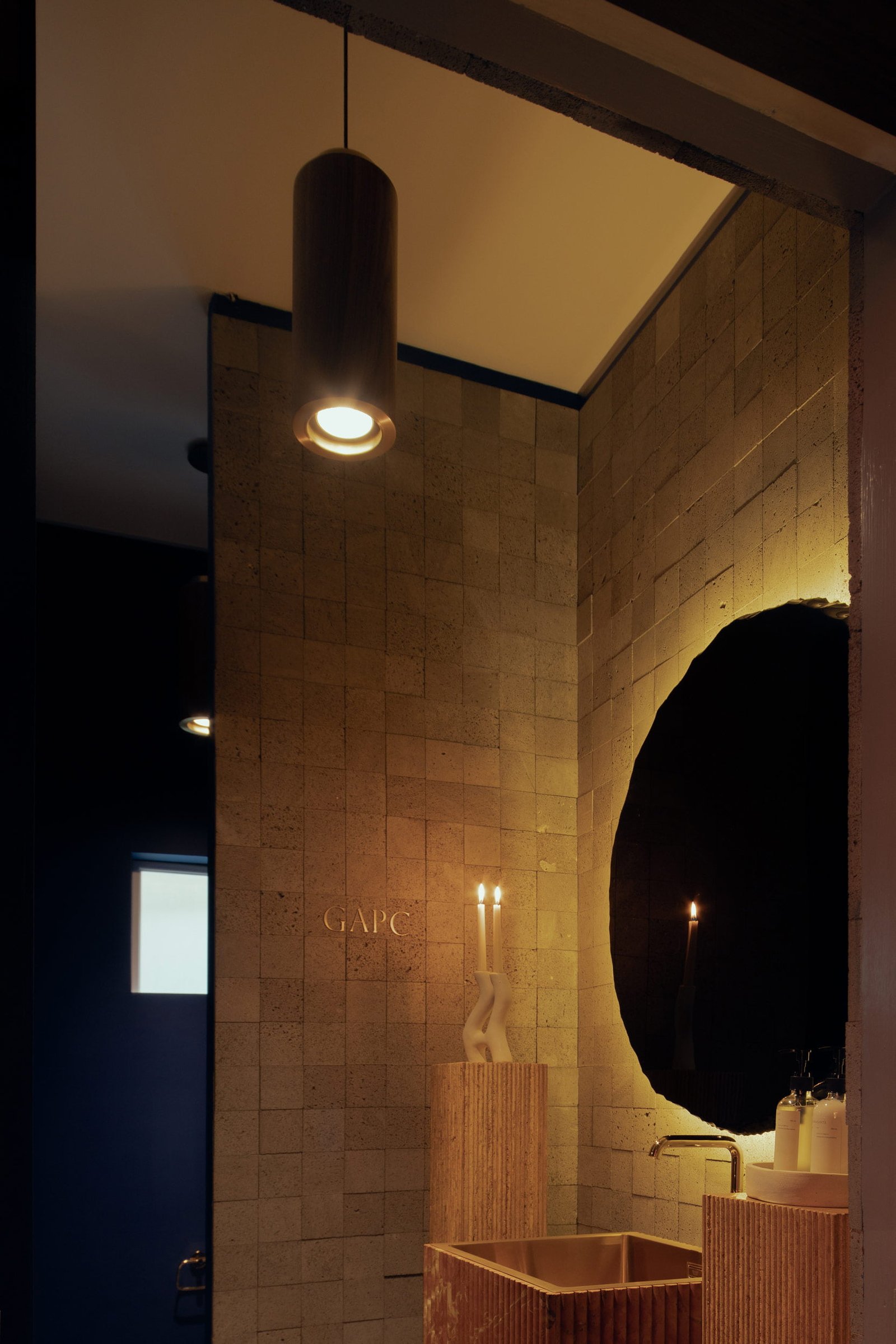 Lámpara colgante TEMPLO hecha de madera de nogal y latón diseñada por Bandido Studio en Baño de Mármol, Espacio diseñado x Grupo GAPC & Lixil en Design House 2023, Design Week México.