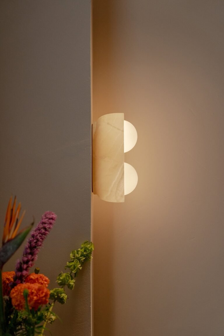 Lámpara de pared DBH 02 II hecha de ónix y difusor de vidrio diseñada por Bandido Studio para Biblioteca diseñado por LEGASPI + COMPANY & Diderot.art., en Design House 2023, 15 aniversario Design Week México.