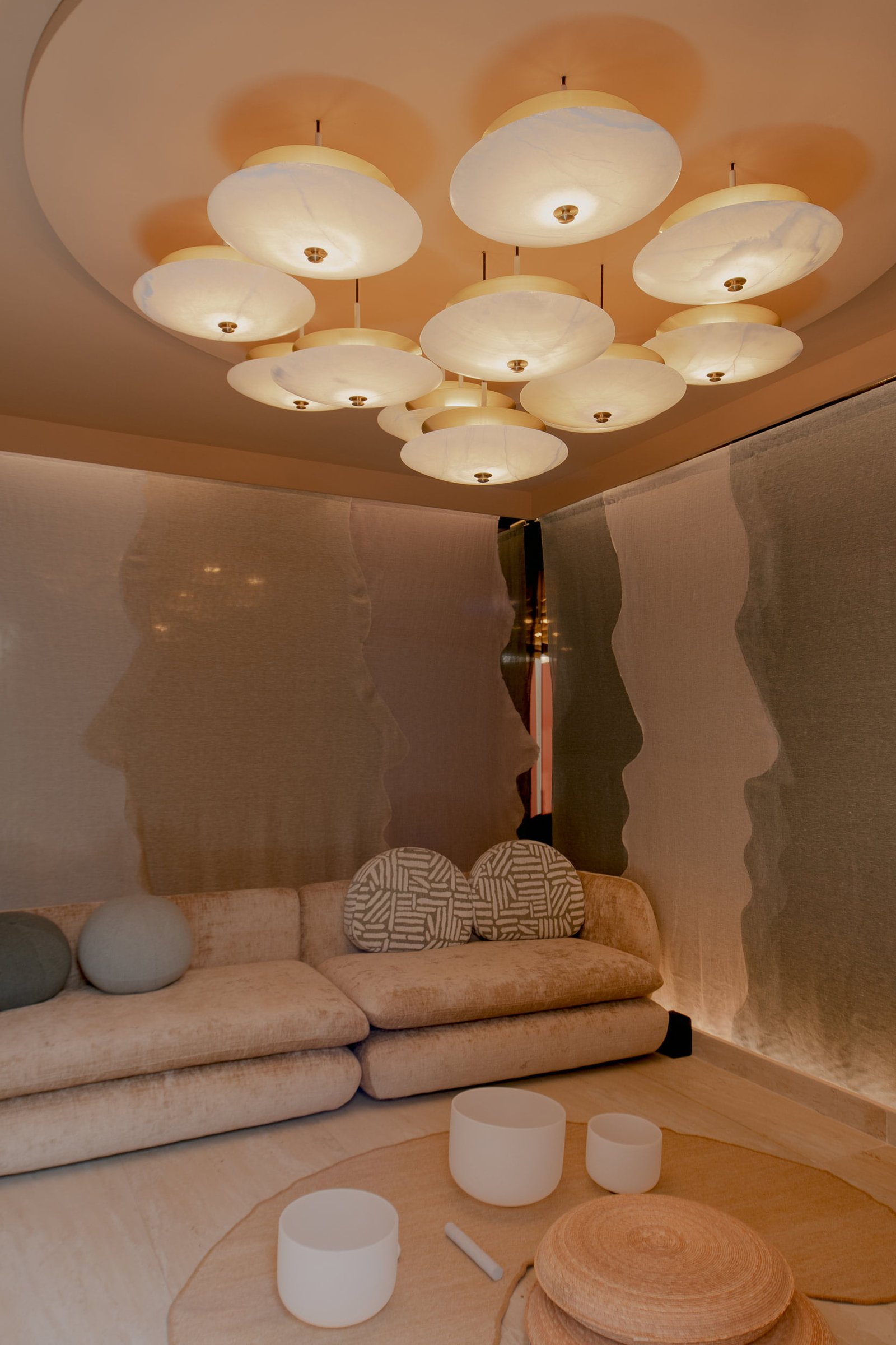 Lámparas colgantes de luz cálida de ónix y latón diseñadas por Bandido Studio en Sala de descanso, diseñada por Mob & M.A Estudio, Design House 2023, Design Week México.