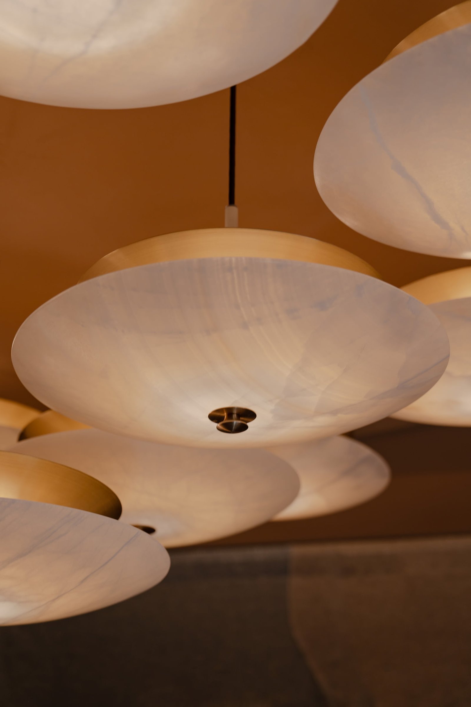 Lámpara Colgante FASE plato ónix y latón diseñada por Bandido Studio en Design House 2023, Design Week México.
