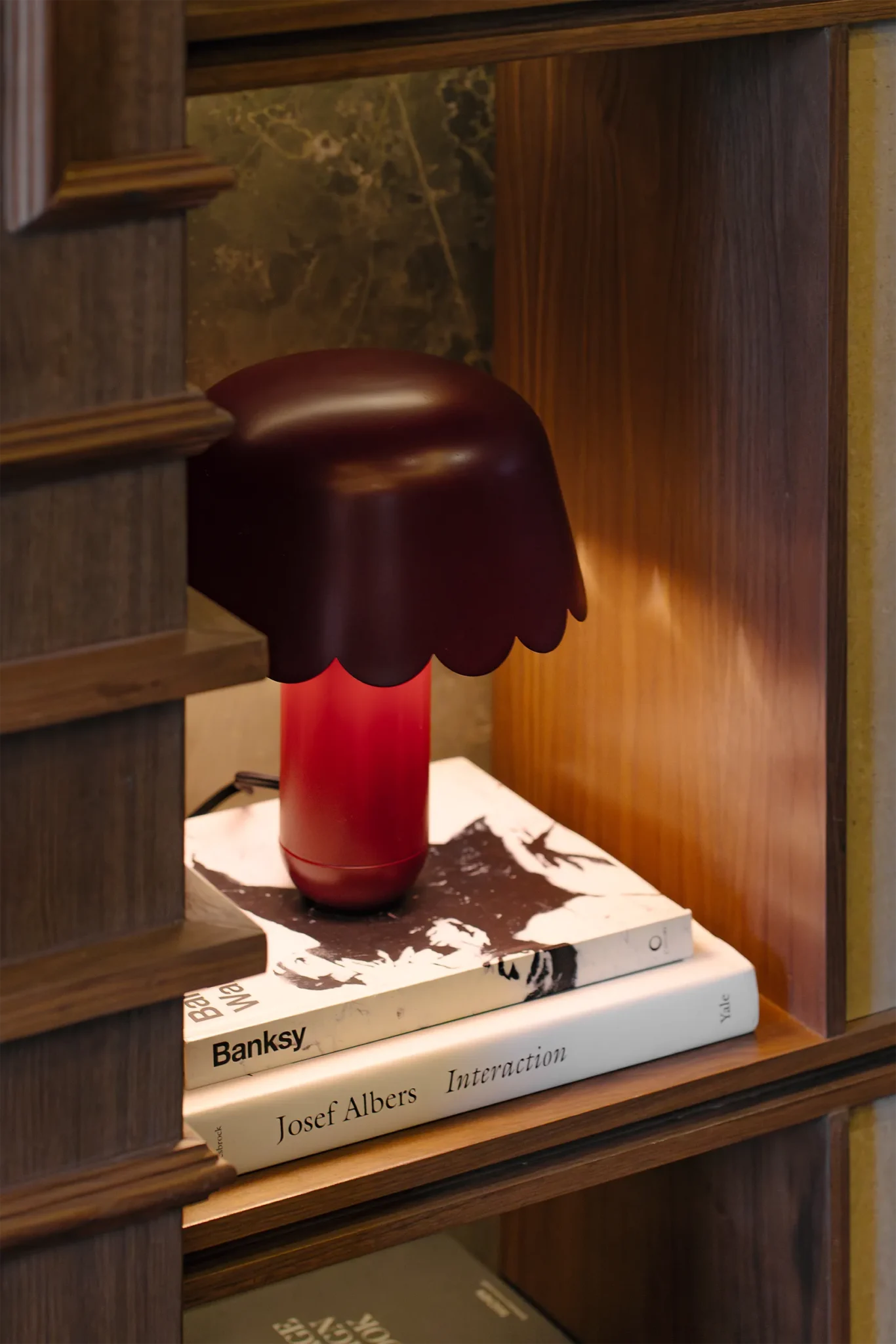 Lámpara de mesa BUNA en colaboracion con Andrés Gutiérrez diseño mexicano Bandido en El estudio de un coleccionista espacio por BV Arquitectura & Design Within Reach México para DH2025