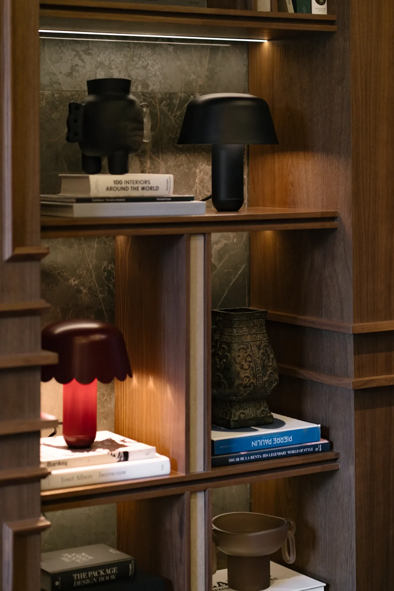 Lámparas de mesa BUNA forma de hongo diseño mexicano Bandido en El estudio de un coleccionista espacio por BV Arquitectura & Design Within Reach México para DH2025