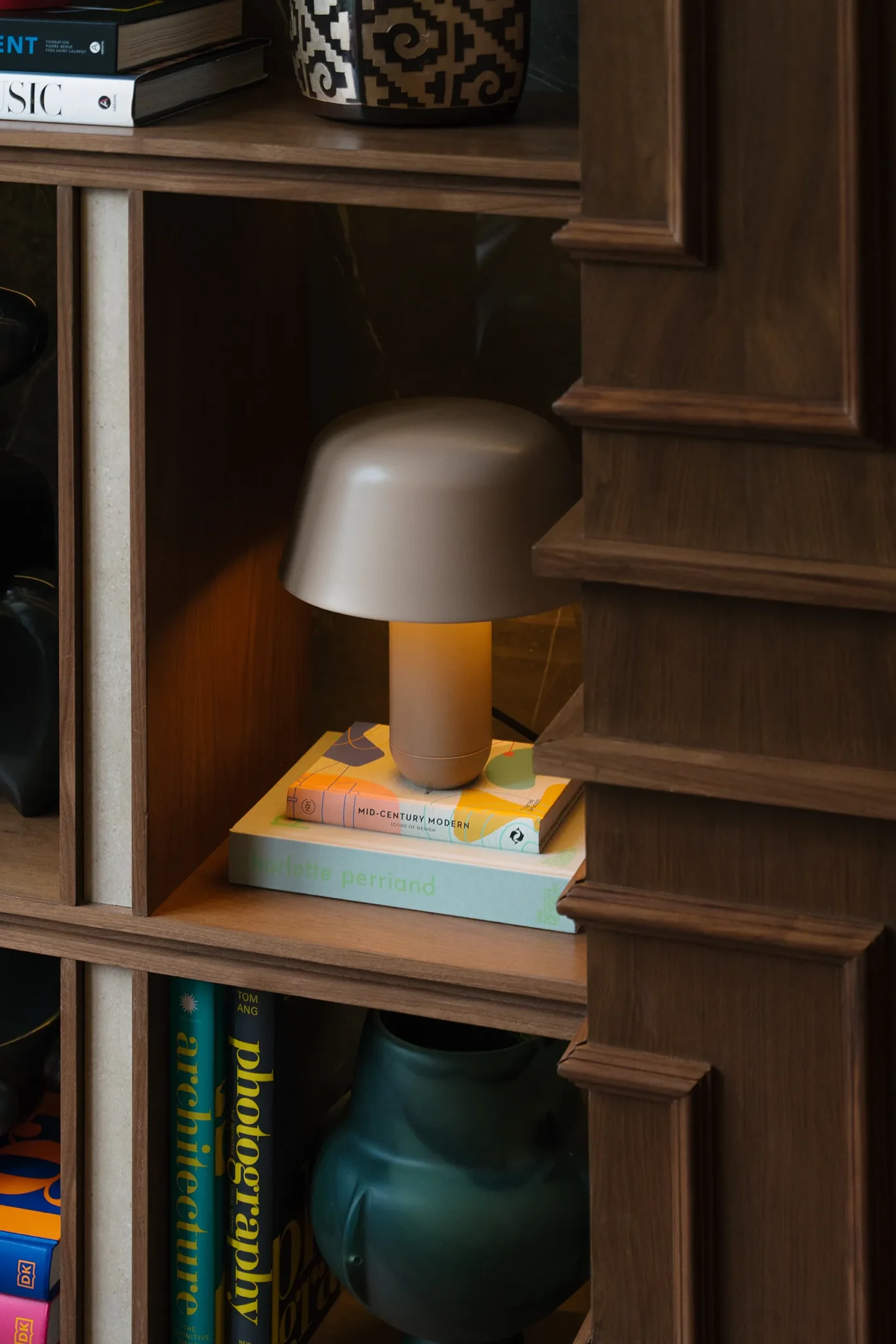 Lámpara de escritorio BUNA acero color beige diseño mexicano Bandido en El estudio de un coleccionista espacio por BV Arquitectura & Design Within Reach México para Design House 2025