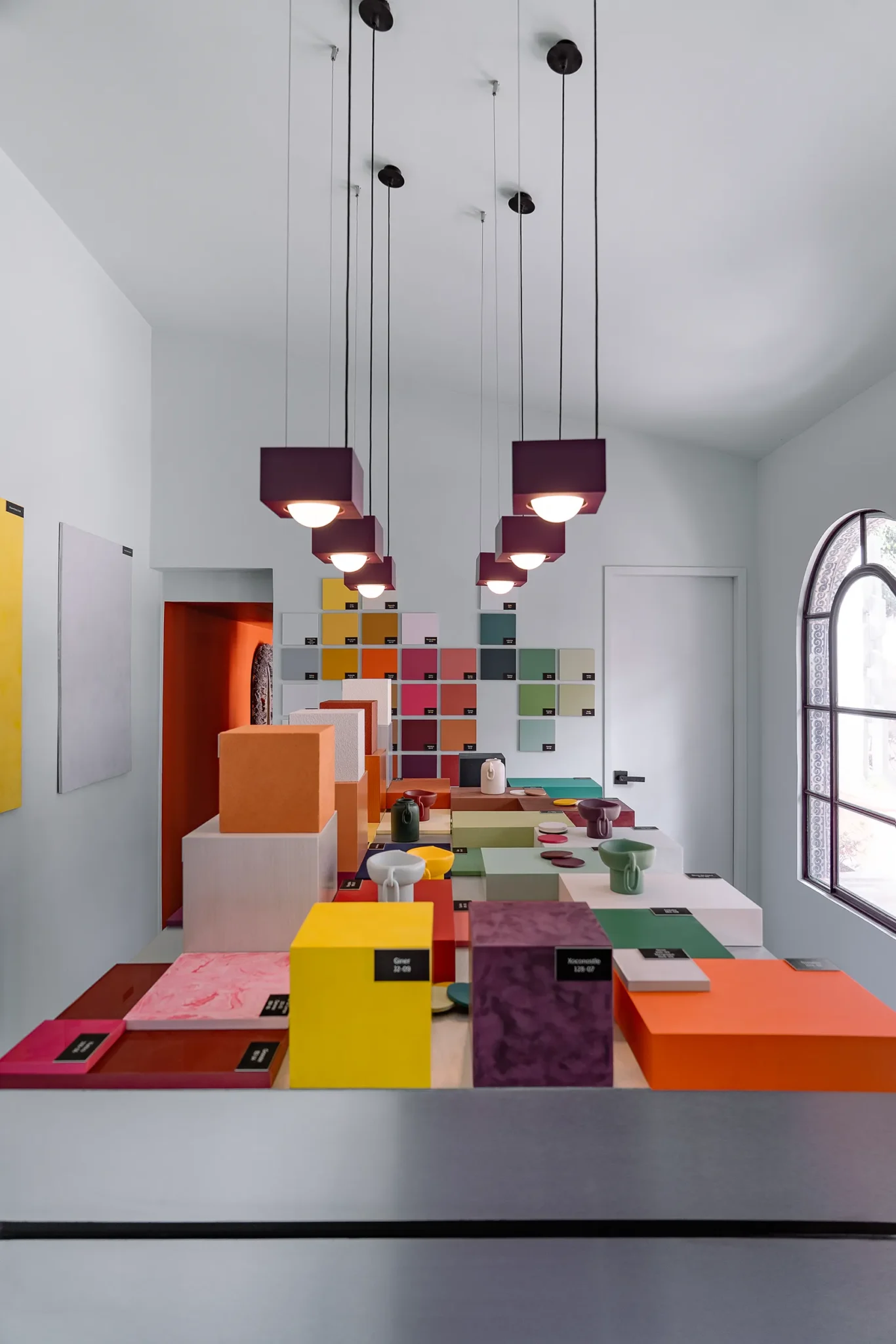 Set de lámparas colgantes CORE NOVA cuerpo de acero electropintado diseñadas por Bandido en espacio Color Life Trends 2025 Laboratorio de Materiales diseñado por Comex en DH2025