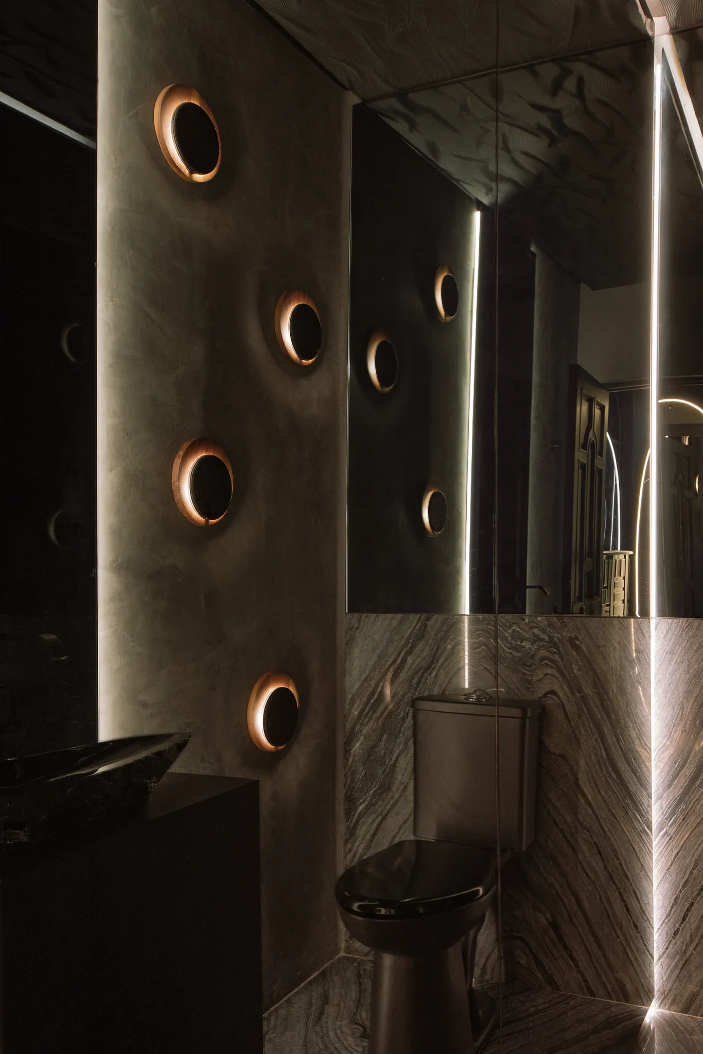 Luminarias AURA arbotante acero pavonado y madera diseñadas por Bandido en espacio diseñado por Cibrian Arquitectos