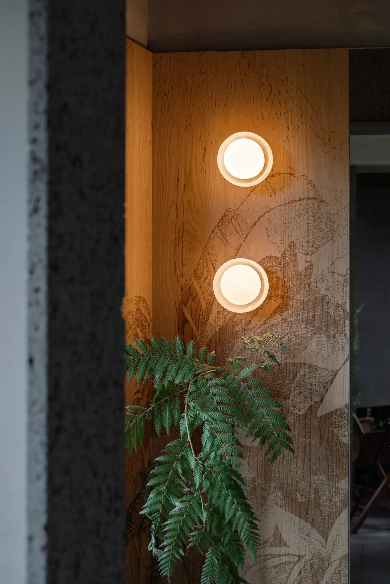 Luminarias arbotantes DBH 02 I diseñadas por Bandido Studio en espacio COFFEE STATION diseñado por Doma Design & Style para Design House 2025