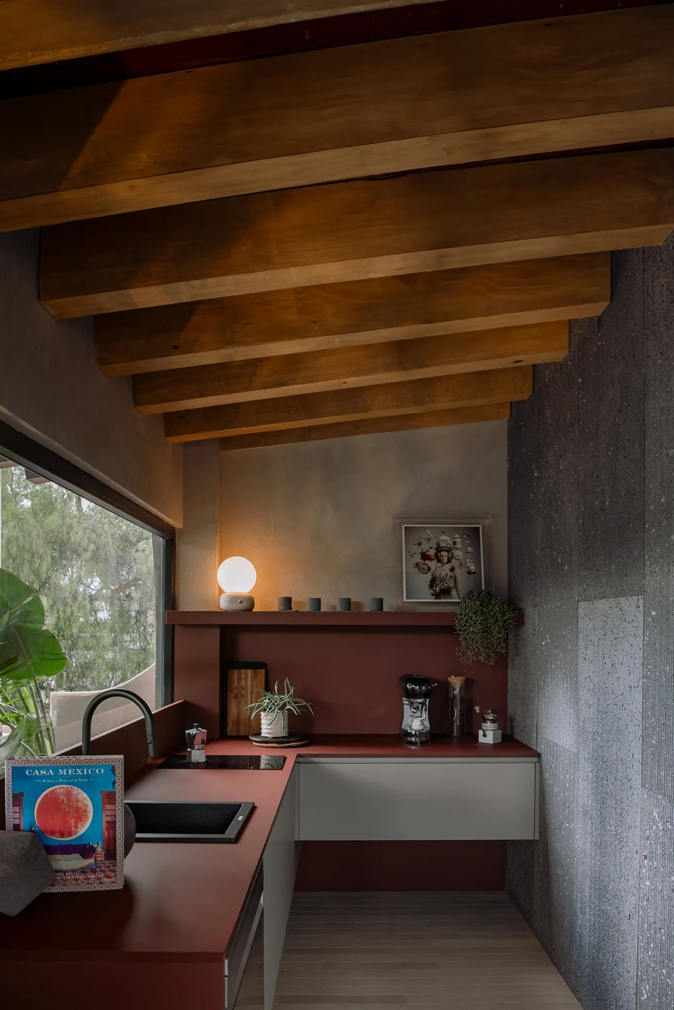 Luminaria de mesa NAGA diseñada por Bandido Studio en espacio COFFEE STATION diseñado por Doma Design & Style para Design House 2025