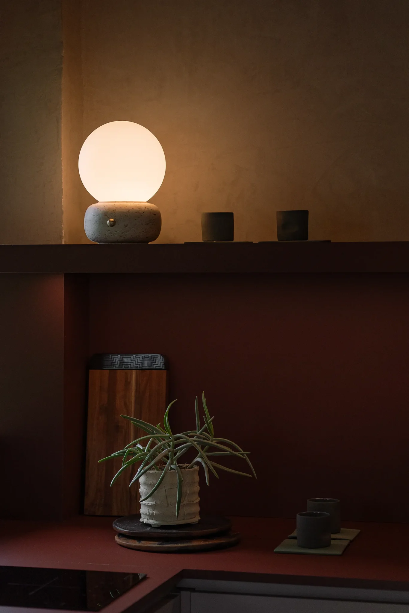 Luminaria de mesa NAGA mármol travertino diseñada por Bandido Studio en espacio COFFEE STATION diseñado por Doma Design & Style para Design House 2025