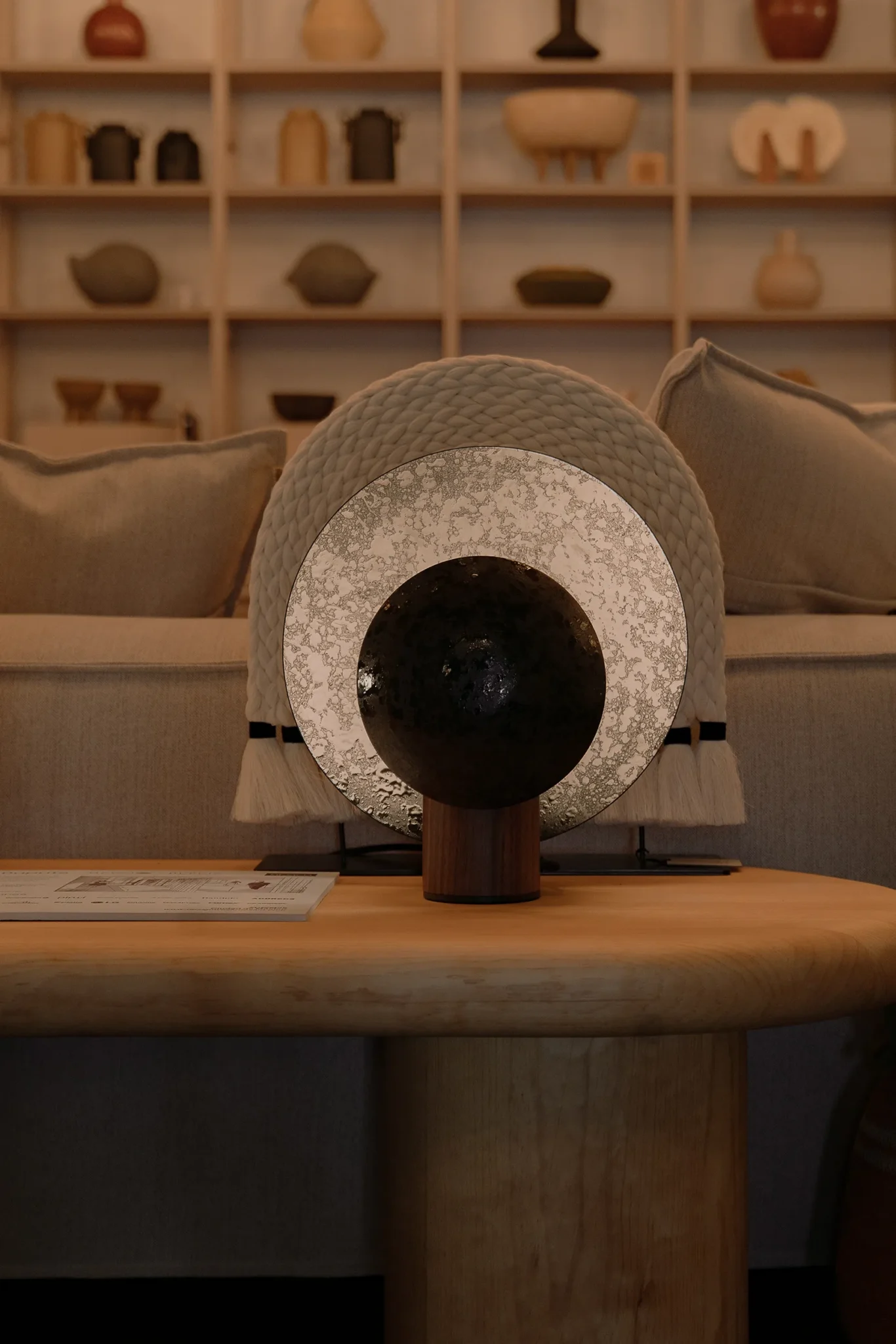 Lámpara para escritorio AURA madera y acero pavonado diseñada por Bandido en espacio Sala Logia diseñado por Estudio Mero & Dupuis para DH 2025