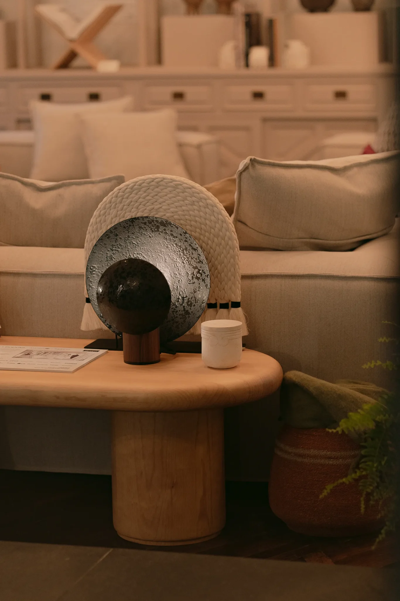 Lámpara de mesa AURA madera y acero pavonado negro diseño mexicano por Bandido en Sala Logia espacio diseñado por Estudio Mero & Dupuis para Design House 2025