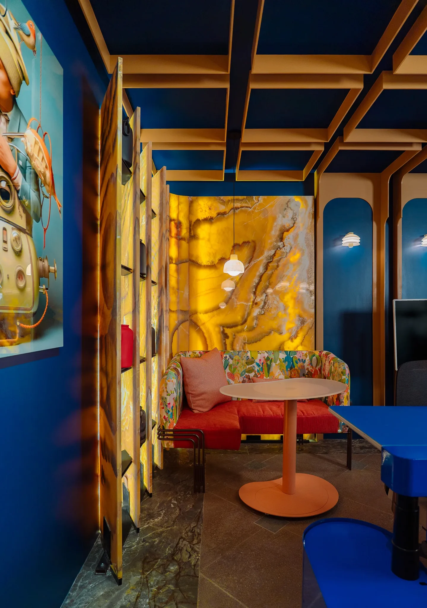 Luminarias colgantes DBH 02 ónix y difusor vidrtio diseñadas por Bandido en TRAMA COLABORATIVA espacio diseñado por Gabriela Gomeztagle & Euclid Smart Elements en Design House 2025