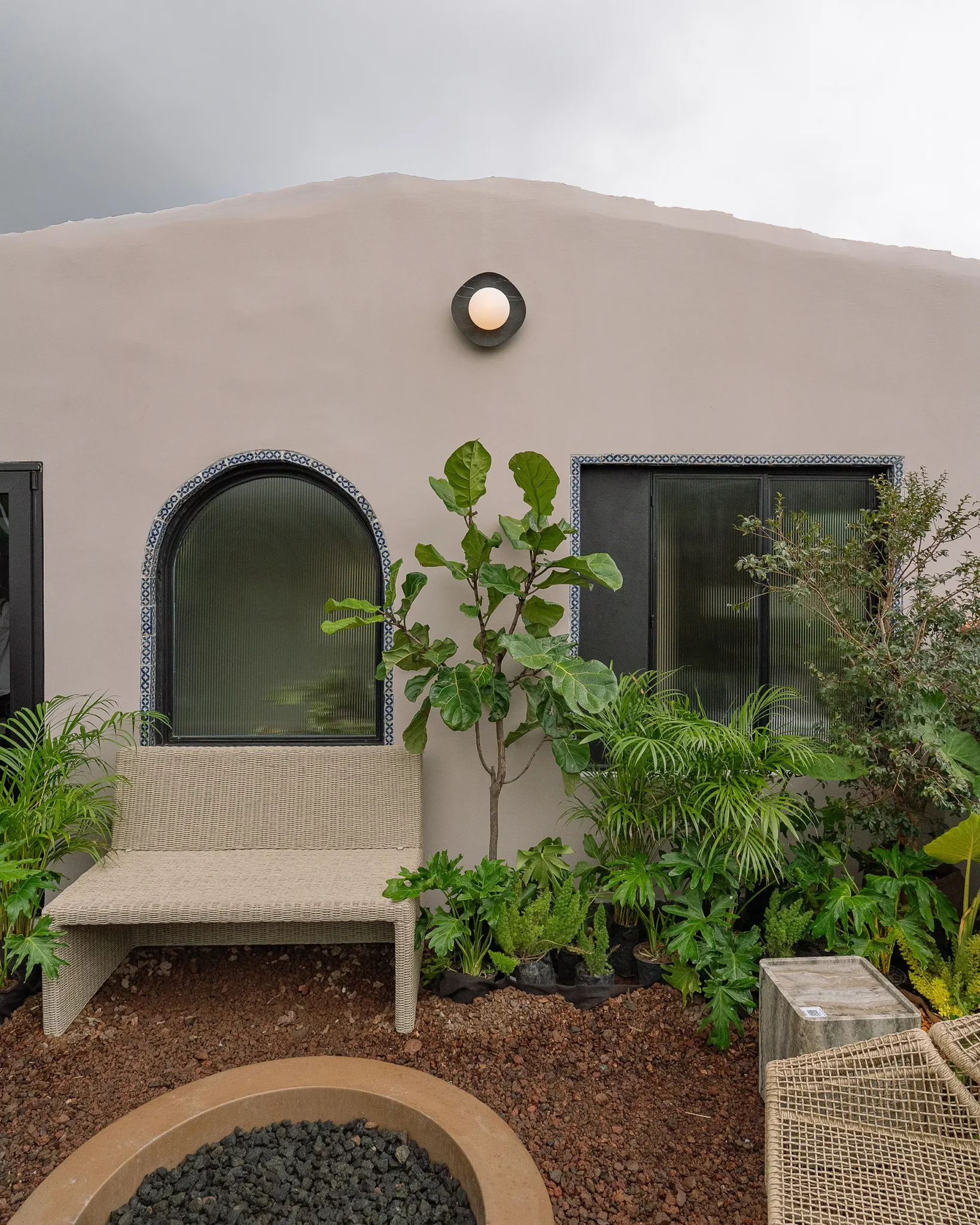 Lámpara arbotante NAGA mármol color negro diseñada en México por Bandido en espacio AURA diseñado por Victoria Plasencia Interiorismon en Design House 2025