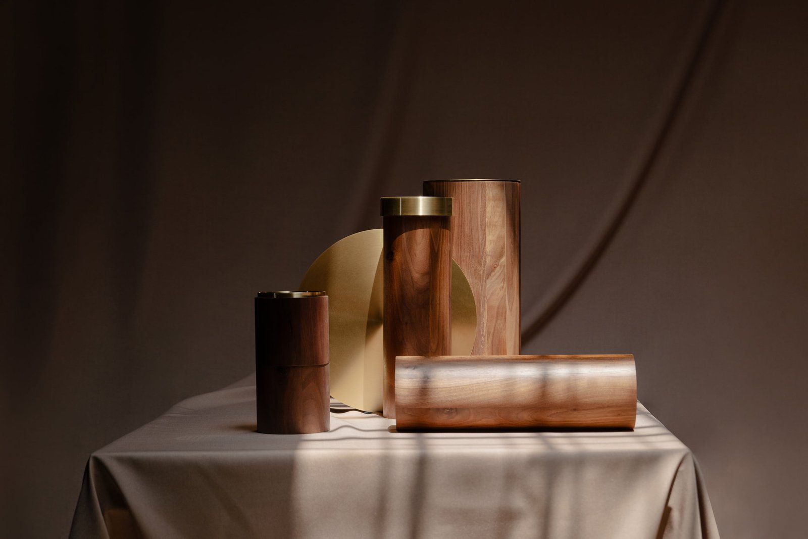 Piezas y materiales de madera y latón utilizados por Bandido Studio en la colección de lámparas TEMPLO.
