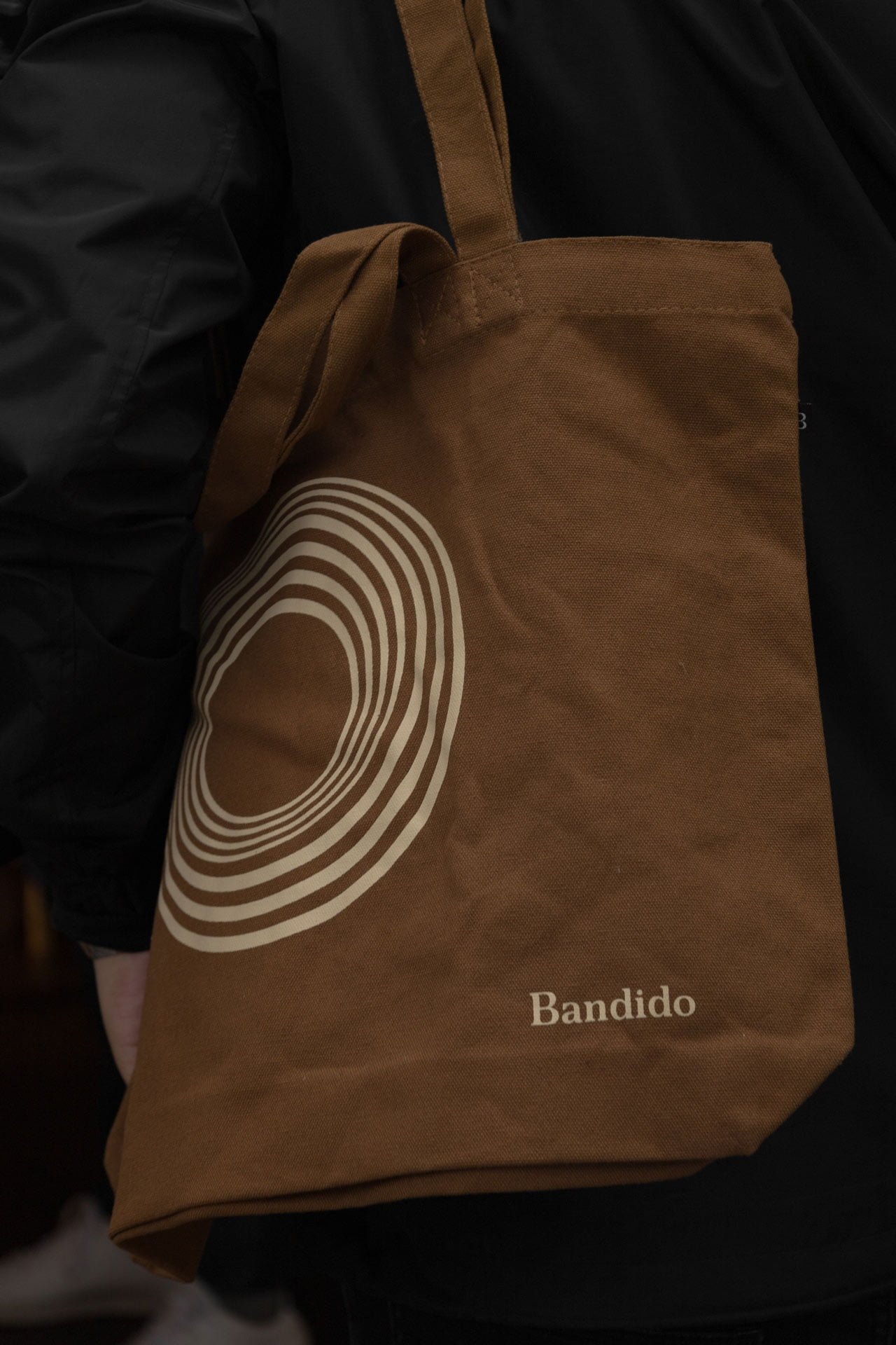 Bolsa café Luz Sombra por Bandido Studio para presentación en Diseño Contenido 2023, 15 aniversario Design Week México.