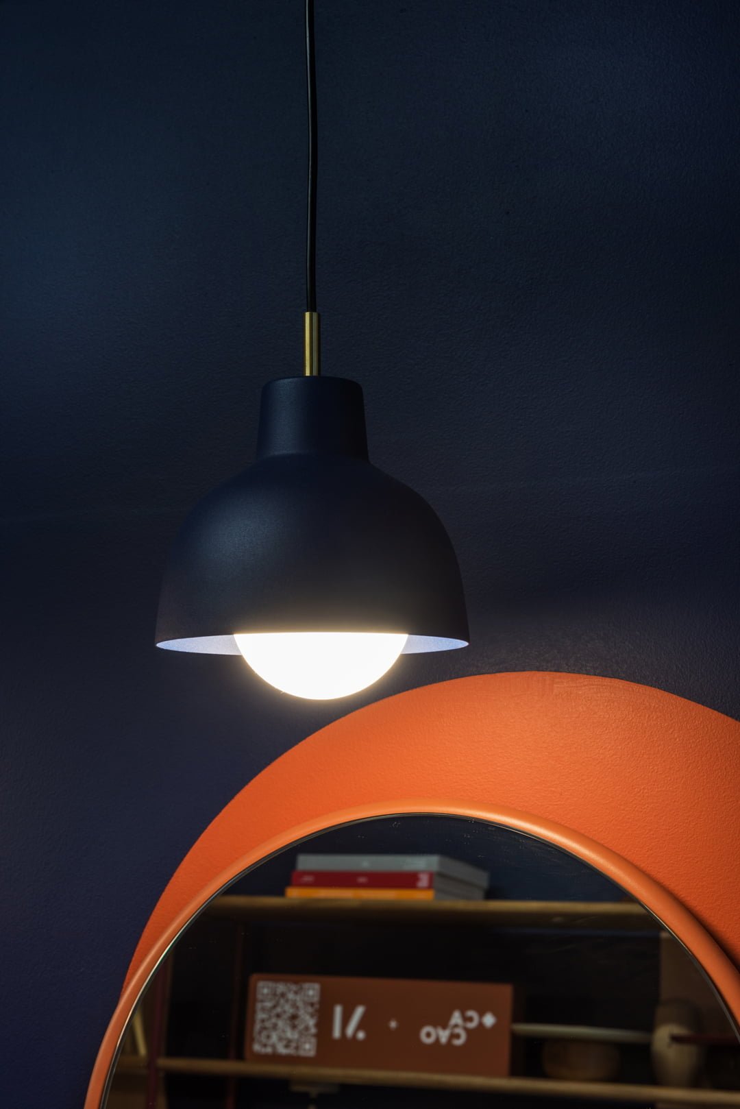 Lámpara de techo hecha de fierro y latón diseñada por Bandido Studio en habitación azul.