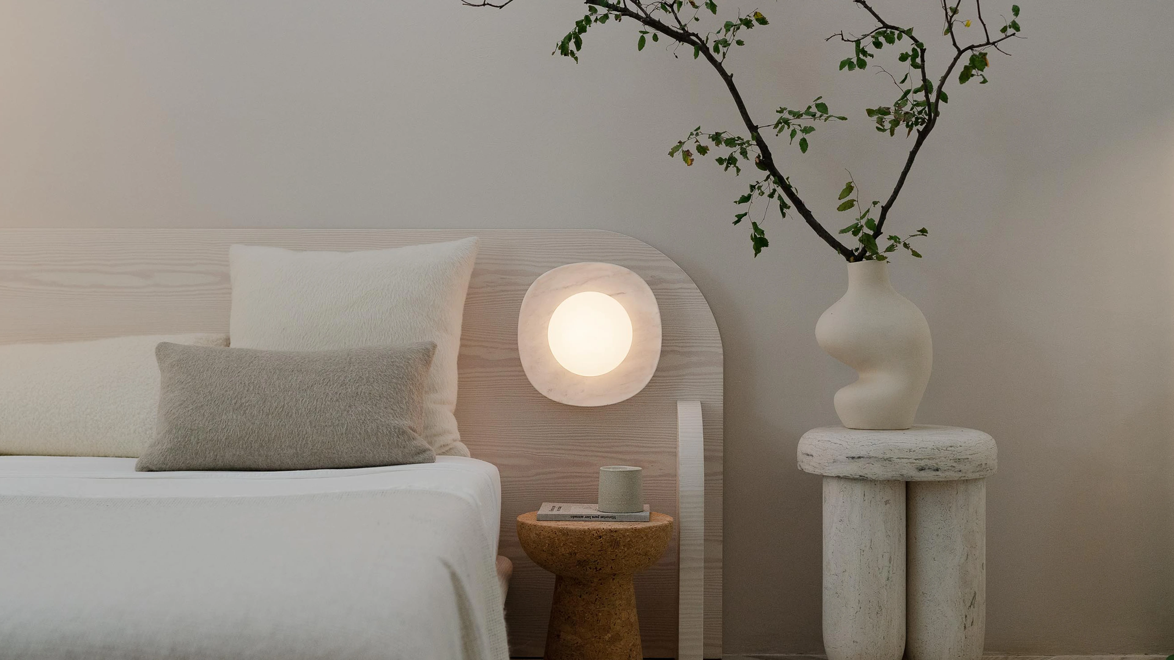 Exhibición de lámpara arbotante NAGA hecha de mármol blanco y difusor de vidrio ópalino diseñada por Bandido Studio en habitación REFUGIO SERENO diseñado x Goldberg Interiores & Ciento Once en Design House 2022, Design Week México.