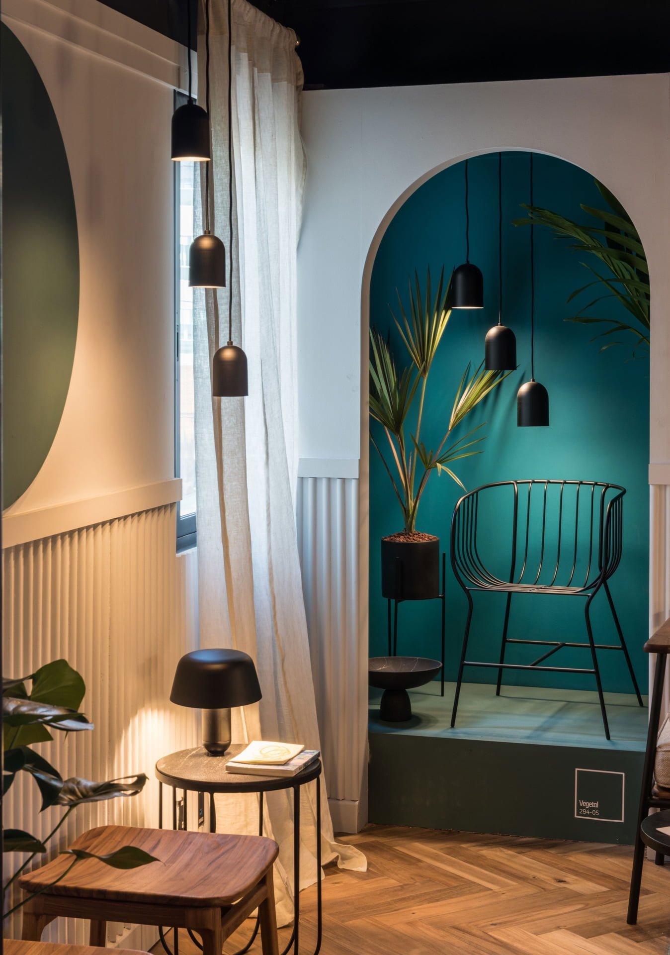 Lámparas color Negro Mate en sala de lectura diseñadas por Distrito Bandido en Design House 2022, Design Week México.